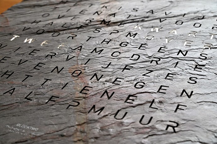 Klok op tafel detail 1.jpg