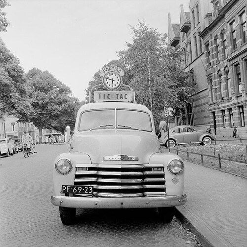 AutoPontiacKlok-07-1956NH-Archief