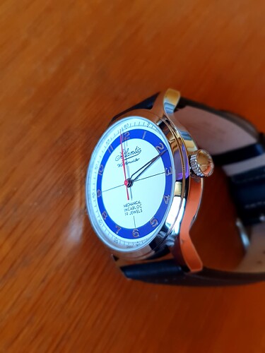 horloge op zijn kant met kroon