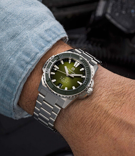Formex_Reef_39.5mm_Automatic_COSC_300M_-Green_dial_on_stainless_steel_bracelet-_wrist_shot_on_7.25_inch_wrist_22__49293