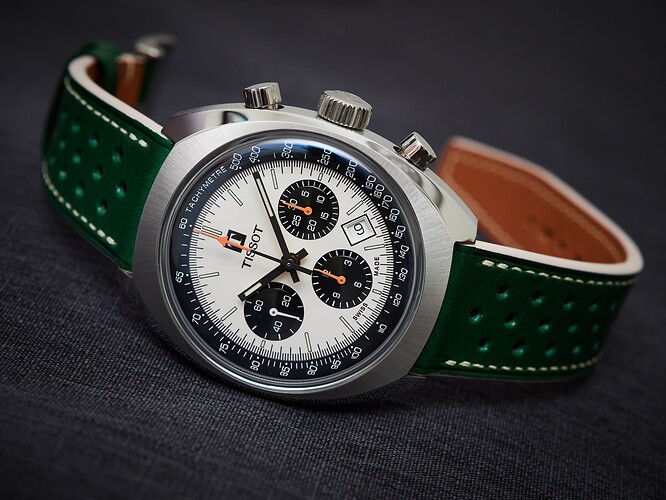 Toch wel lekker, zo n groene racing band op een panda