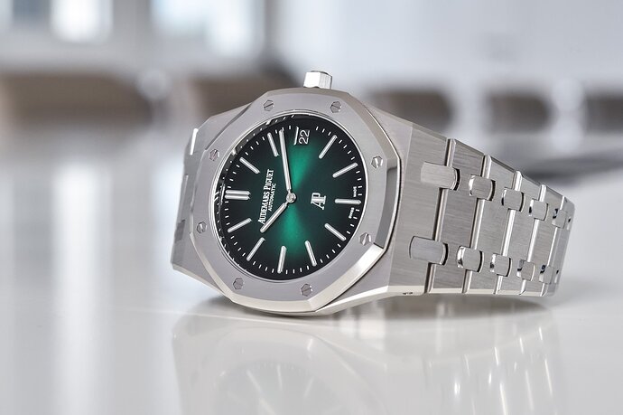 Audemars-Piguet-Royal-Oak-Jumbo-Extra-Thin-Platinum-Smoked-Green-Dial-15202PT-2021-review-8