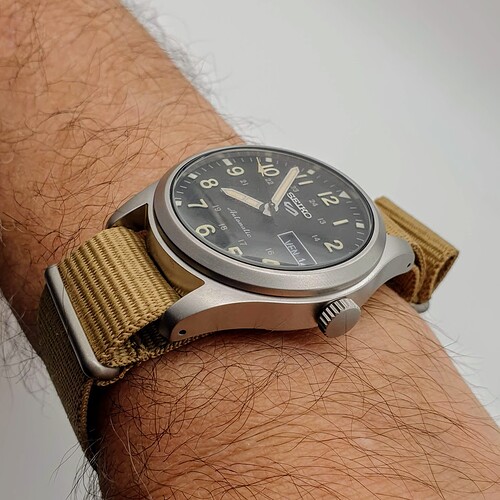 seiko-srpg35k1-wrist