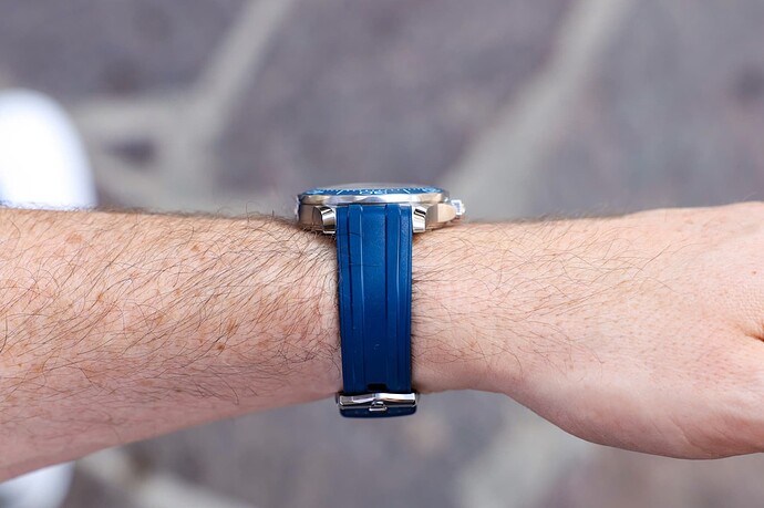 Omega-Seamaser-Diver-Summer-Blue-wrist-profile