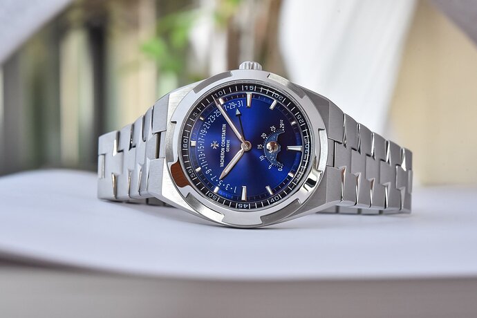 Vacheron-Constantin-Overseas-Moon-Phase-Retrograde-Date-4000V-Hands-On-3