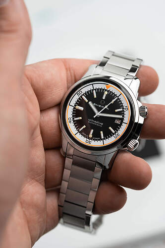 Ultradive-metal-bracelet-in-hand-1