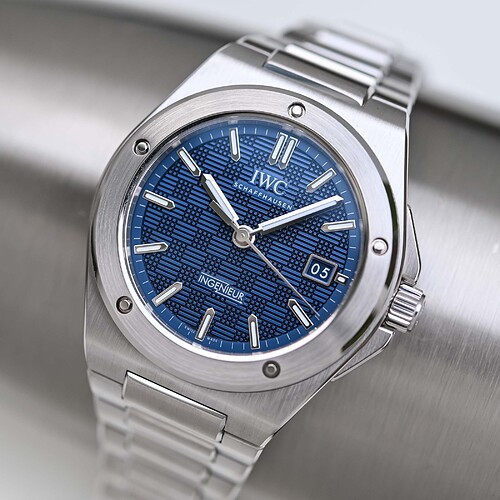 IWC-Ingenieur-Automatic-40-Blue-Dial-IW328907-luxury-sports-watch-genta-integrated-bracelet-review-6