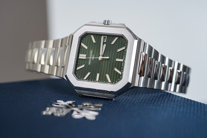 Patek-Philippe-Cubitus-5821A-Steel-green-luxury-sports-watch-review-3