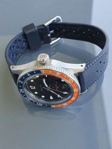 horloge met kroon en band