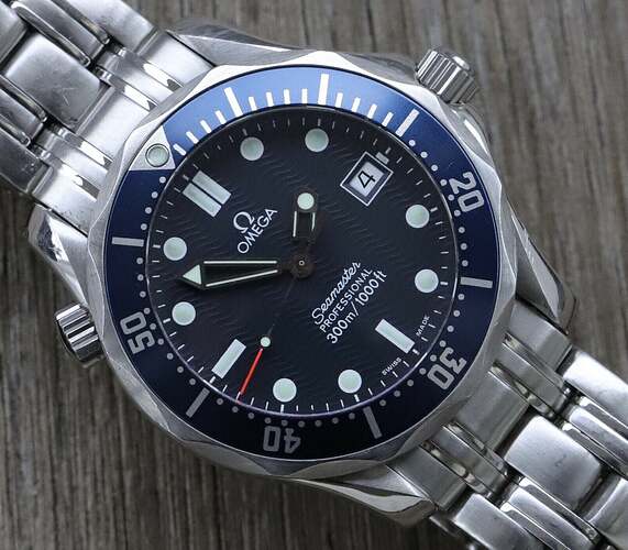 Omega_Seamaster_300M_2561.80_27Bond_27_36mm_Quartz_E2_80_93_1998_Watch_Vault_02_2048x2048