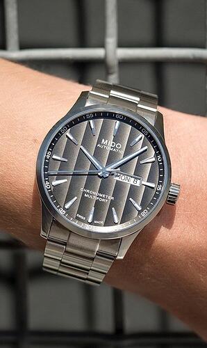 M0384311106100_wrist