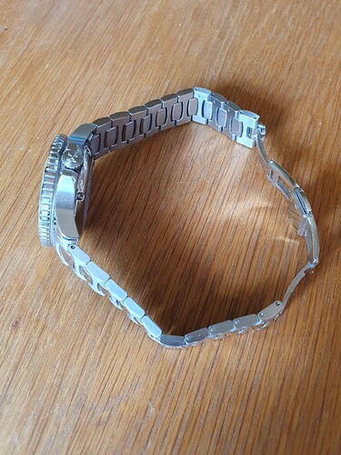 horloge op zijn kant met kroon