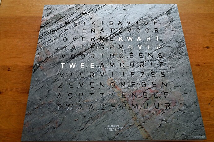 Klok op tafel helemaal aan