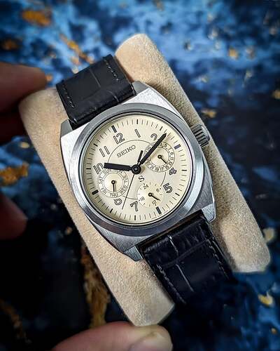 wts-vintage-seiko-sus-triple-calendar-ivory-dial-5y89-0a40-v0-ekzmlap3yxdb11