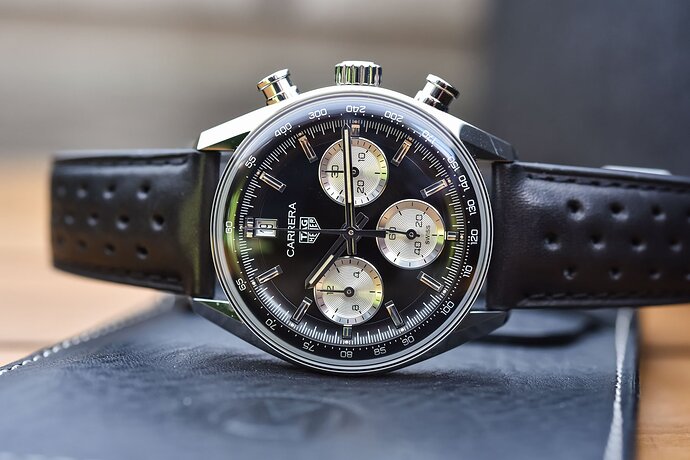 TAG-Heuer-Carrera-Glassbox-Chronograph-39mm-Reverse-panda-calibre-TH20-00-CBS2210.FC6534-video-review-2 (1)