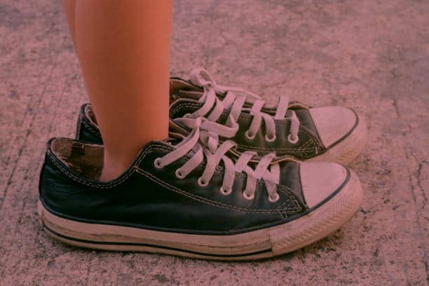 Klinkenberg-Schoenen-Kind-met-te-grote-schoenen