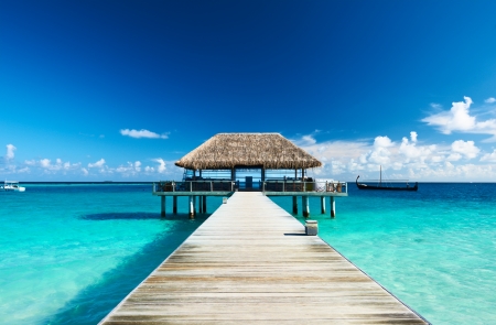 18424045-schöner-strand-mit-steg-auf-den-malediven